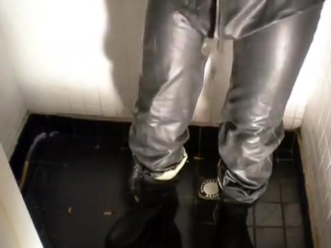 nlboots - rubber trousers & rubber boots underneath the shower