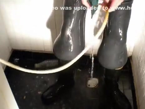 nlboots - rubber trousers & rubber boots underneath the shower