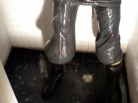 nlboots - rubber trousers & rubber boots underneath the shower