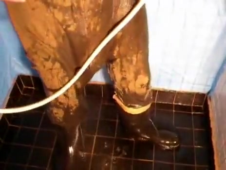 nlboots - 'clothed' underneath the shower, in rubber boots