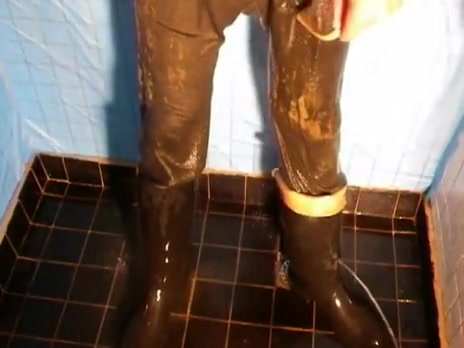 nlboots - 'clothed' underneath the shower, in rubber boots