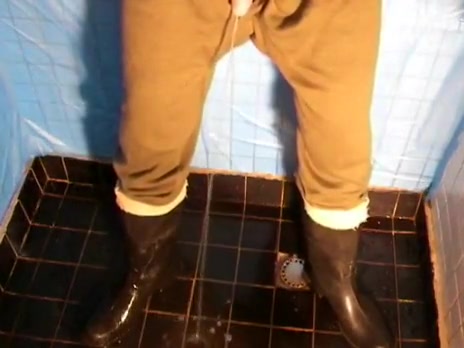 nlboots - 'clothed' underneath the shower, in rubber boots