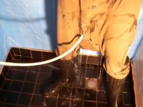 nlboots - 'clothed' underneath the shower, in rubber boots