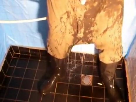 nlboots - 'clothed' underneath the shower, in rubber boots