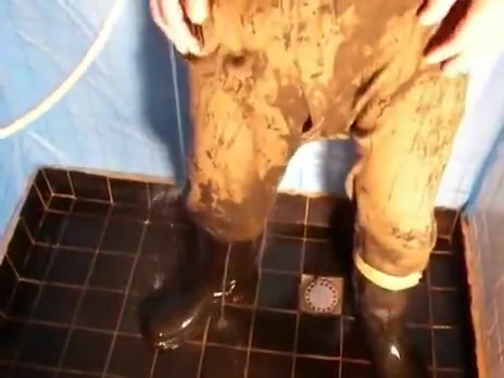 nlboots - 'clothed' underneath the shower, in rubber boots