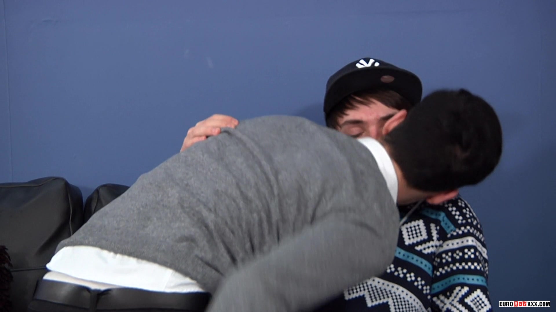 Luca & Oli Suck & Fuck On The Couch - Luca & Oli