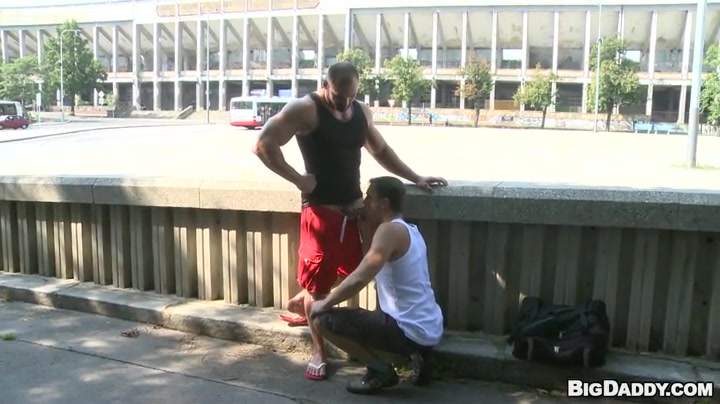 Body buildling public raw sex