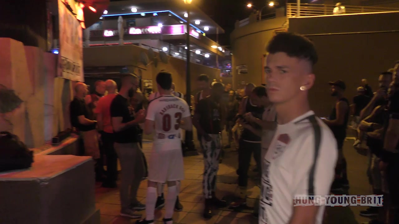Hung Young Brit2xladstiedupto