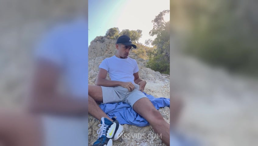 Dotadao gozando muito na trilha - PissVids