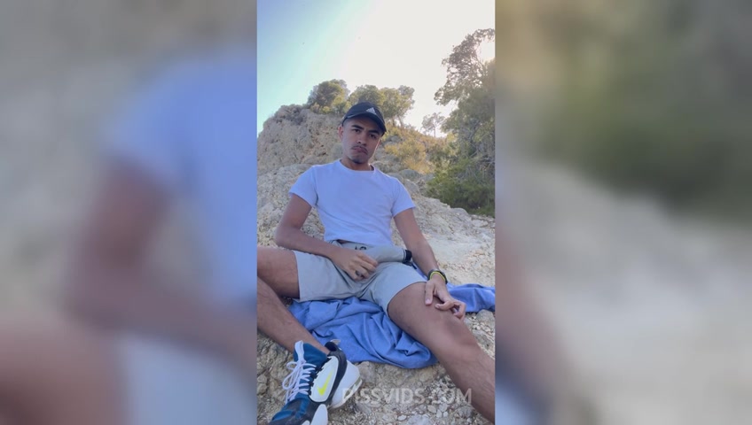 Dotadao gozando muito na trilha - PissVids