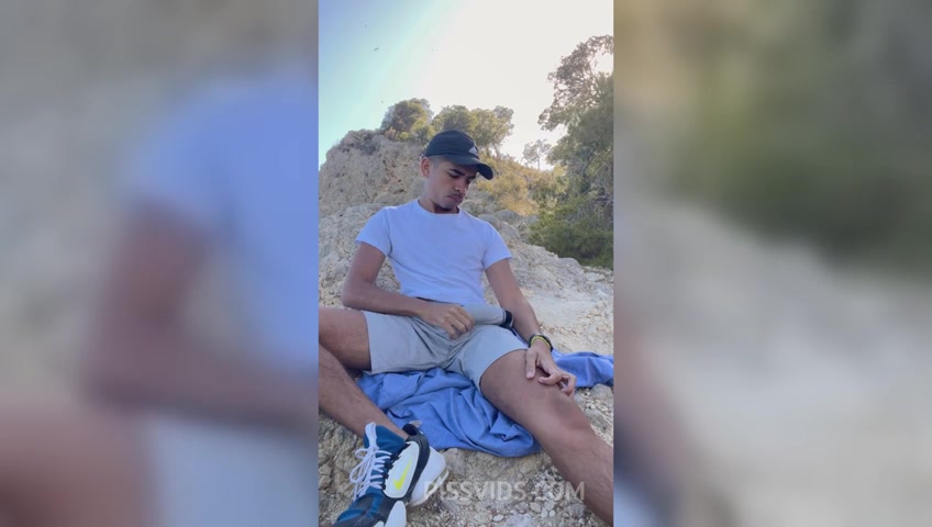 Dotadao gozando muito na trilha - PissVids