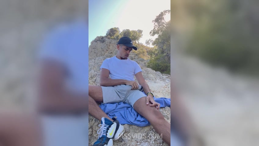 Dotadao gozando muito na trilha - PissVids