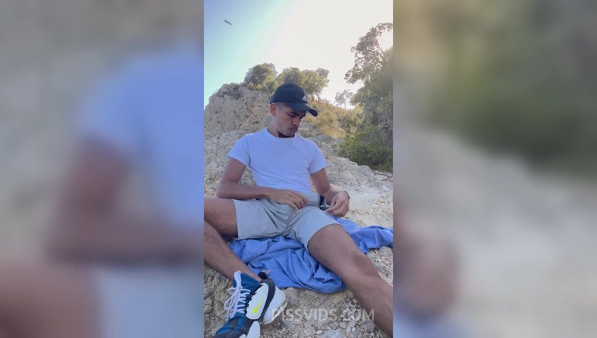 Dotadao gozando muito na trilha - PissVids
