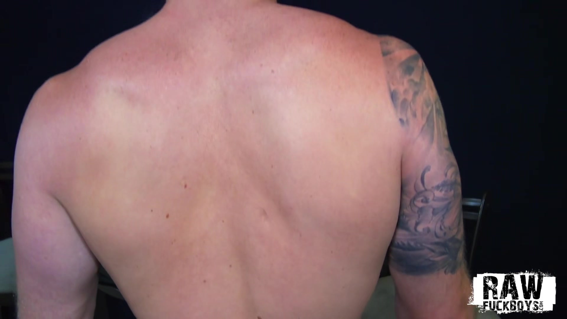 RawFuckBoys Tattooed muscle jock sucked by blindfolded bottom