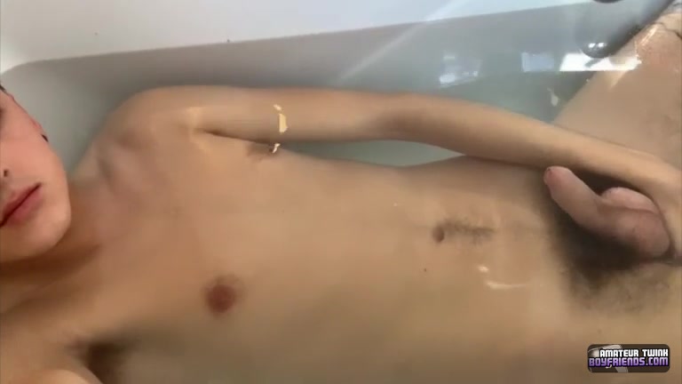 Squirting Twink Cum In The Tub - Hector White