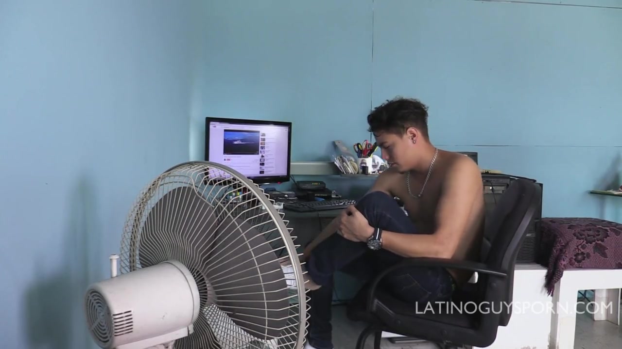 Urbano A Hot Latino Papi - LatinoGuysPorn