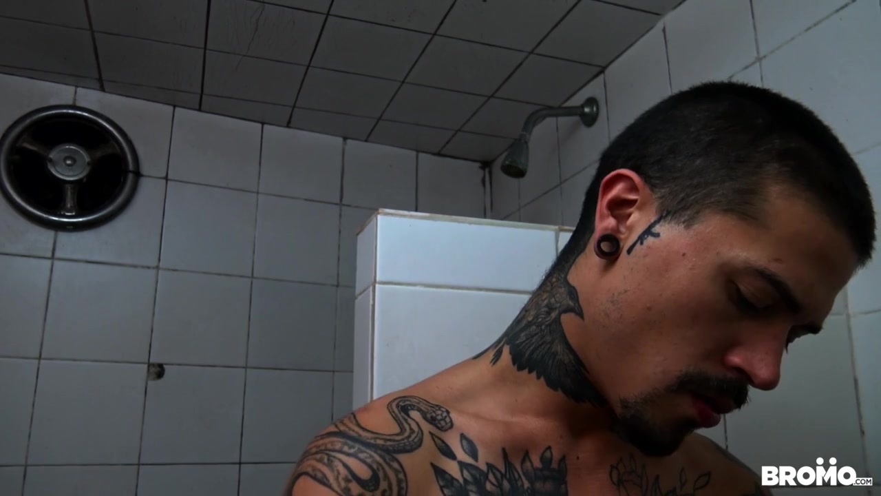 Kendro & Milo in Locker Shower Fucker - Bromo
