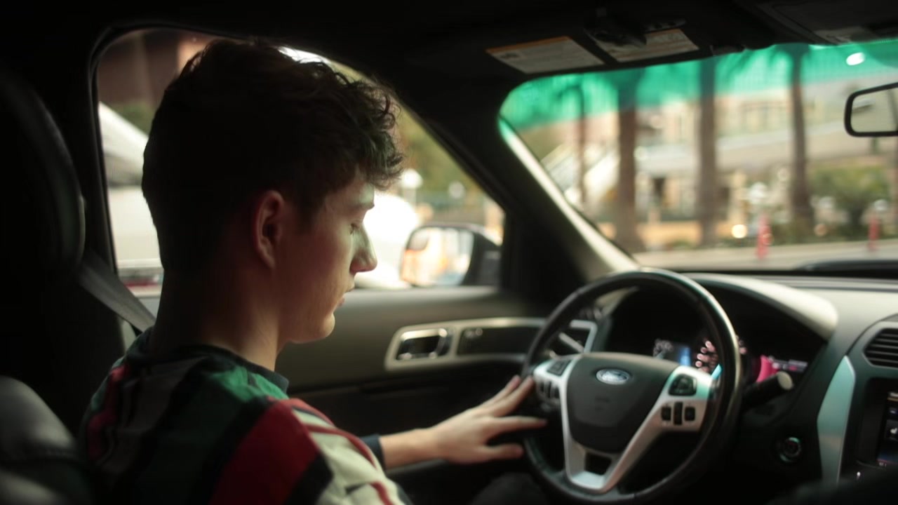 Muscle twink Travis Stevens and Cameron Parks flip fuck RAW in the backseat of the car