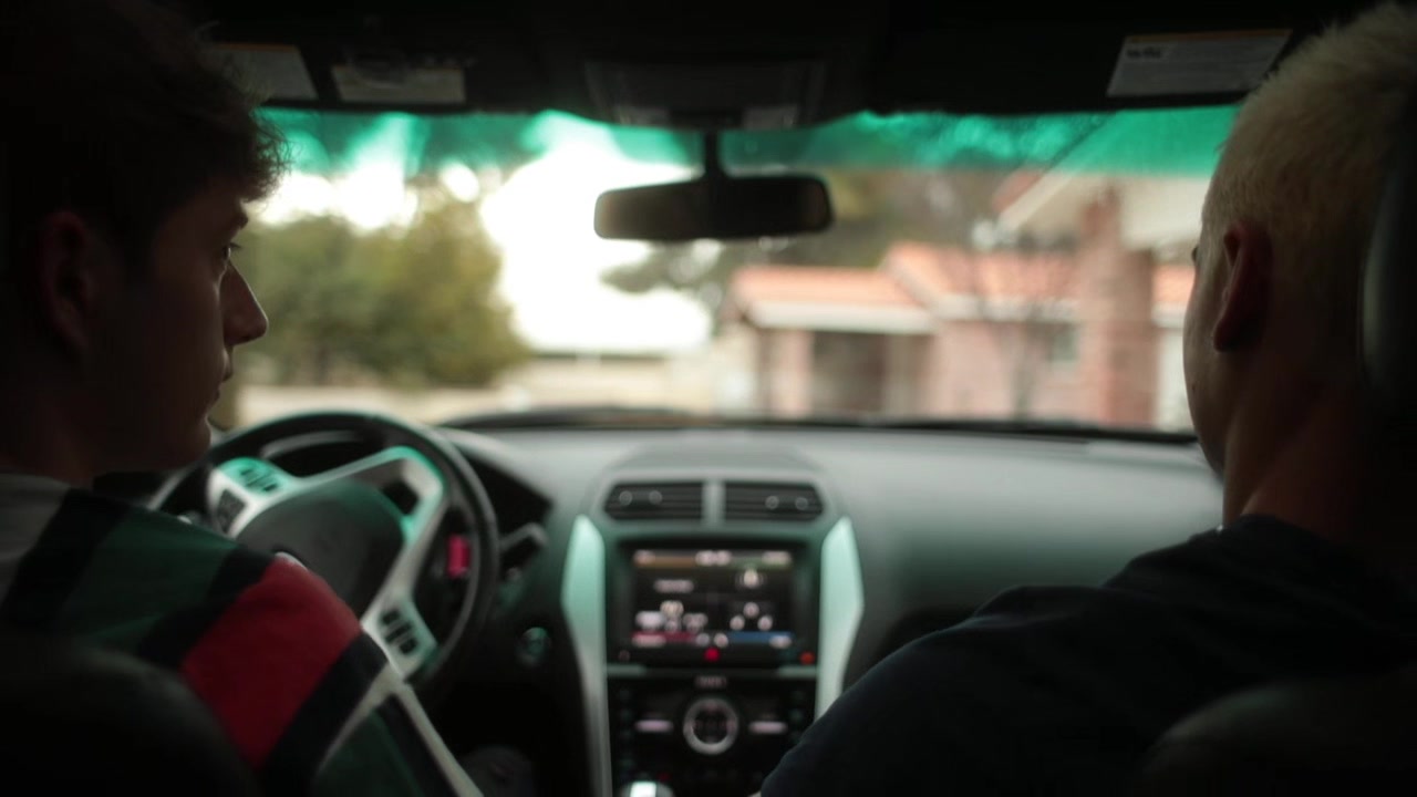 Muscle twink Travis Stevens and Cameron Parks flip fuck RAW in the backseat of the car