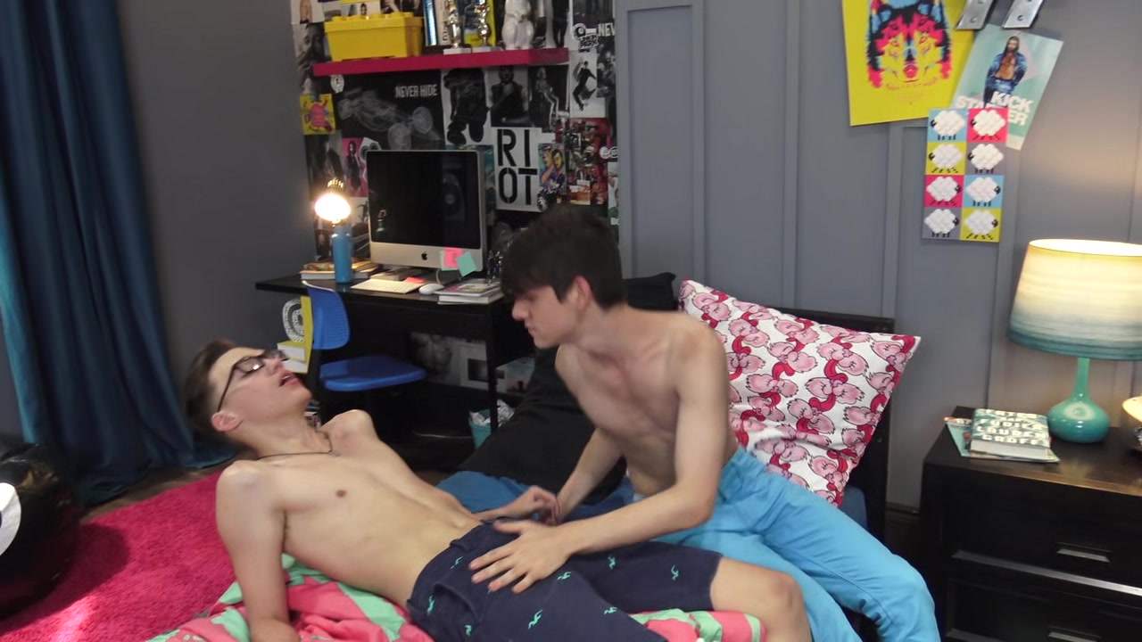 Hung 8teenBoys Caleb Gray and Dustin Cook flip fuck bareback