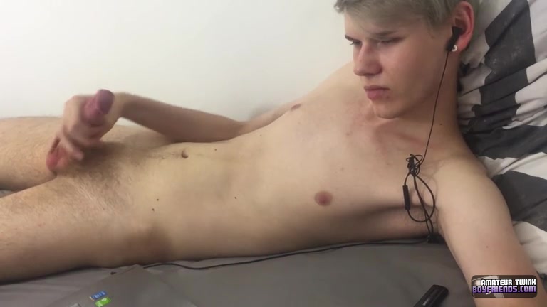His First Time Jerking On Cam - Sky Heet - TXXXMStudios