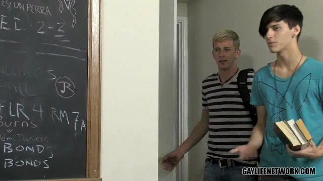 Horny Twinks Make Use of Empty Classroom - TeachTwinks