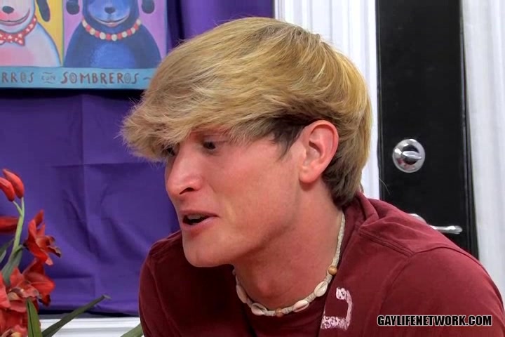 Twink shares his lollipop - OurBoyfriends