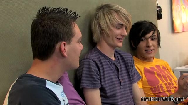 Hot twinks have a lusty threesome in bed - BeddableBoys
