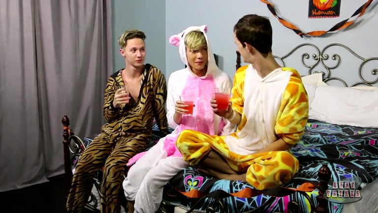 A Very Spooky Suck And Fuck! - Jasper Robinson Seth Cane And Tyler Thayer - BoyCrush