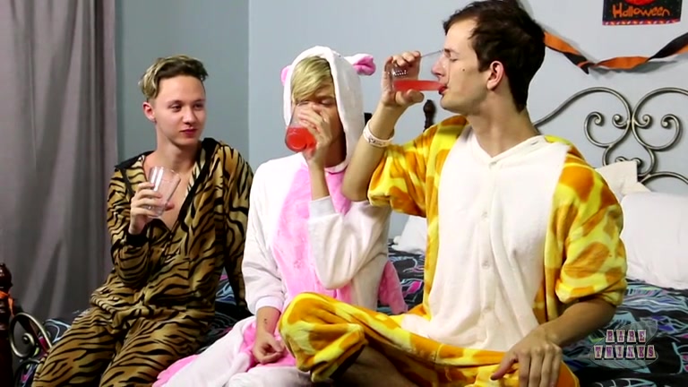 A Very Spooky Suck And Fuck! - Jasper Robinson Seth Cane And Tyler Thayer - BoyCrush