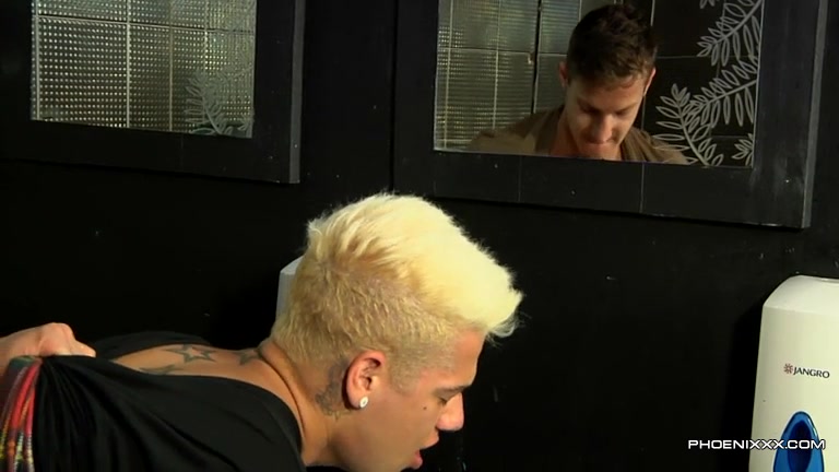 Flip Flop Jock Darius Gets Some Mens Room Action - Darius Ferdynand And Mickey Taylor - PhoeniXXX