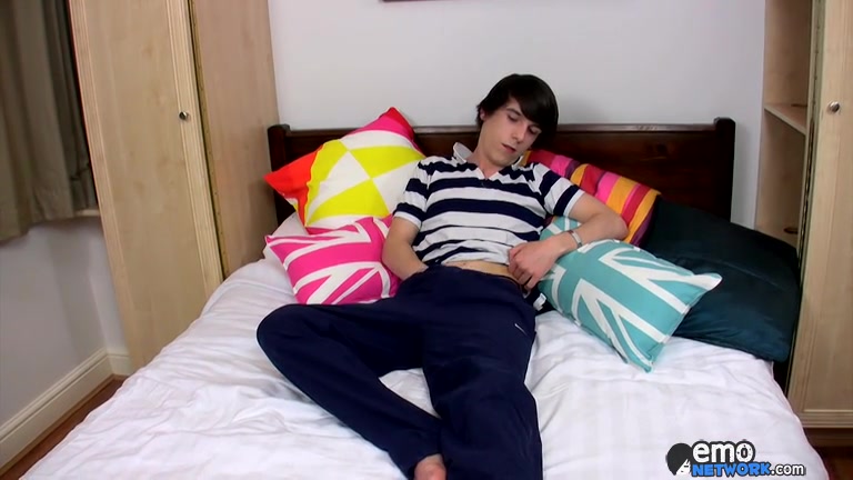 Unloading With Emo Boy Skye - Skye Delany - ExposedEmos