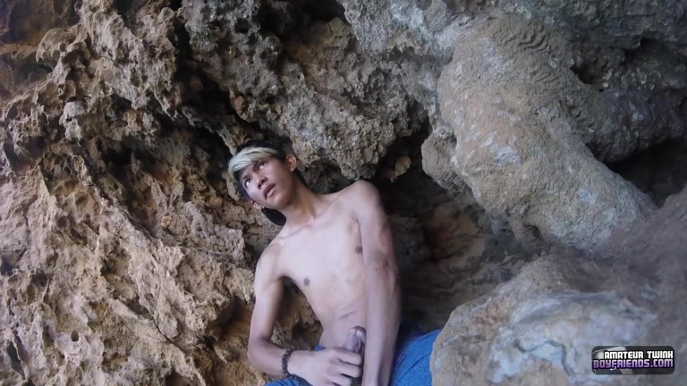 Boner Stroking At The Beach - Xander Ridge - TXXXMStudios