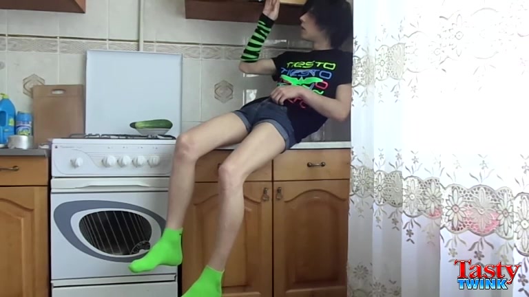 Hard Dick Fun In The Kitchen! - Maxim - TastyTwink