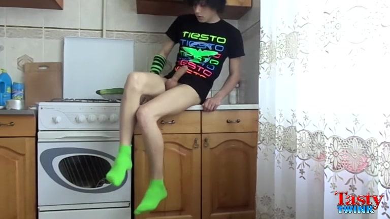 Hard Dick Fun In The Kitchen! - Maxim - TastyTwink