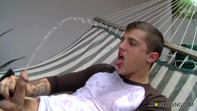 Chris Porter Splashes It Out - Chris Porter Piss Stroke In A Hammock! - Boys-Pissing