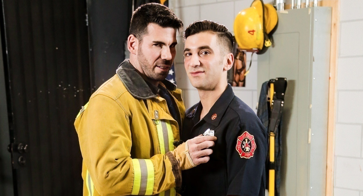 Billy Santoro Andy Banks in Helping hands! - IconMale