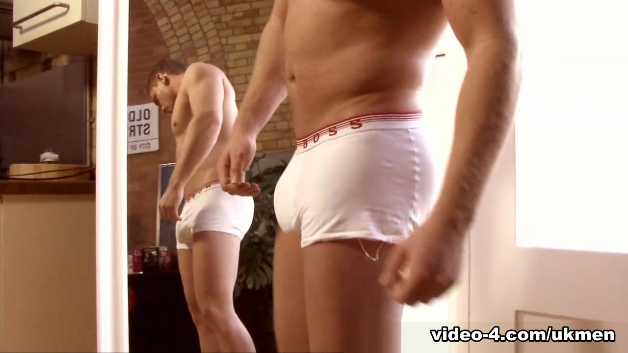 Leigh - UKNakedMen
