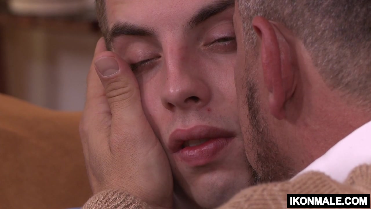 Older Max Sargent seduces stud Sam Truitt