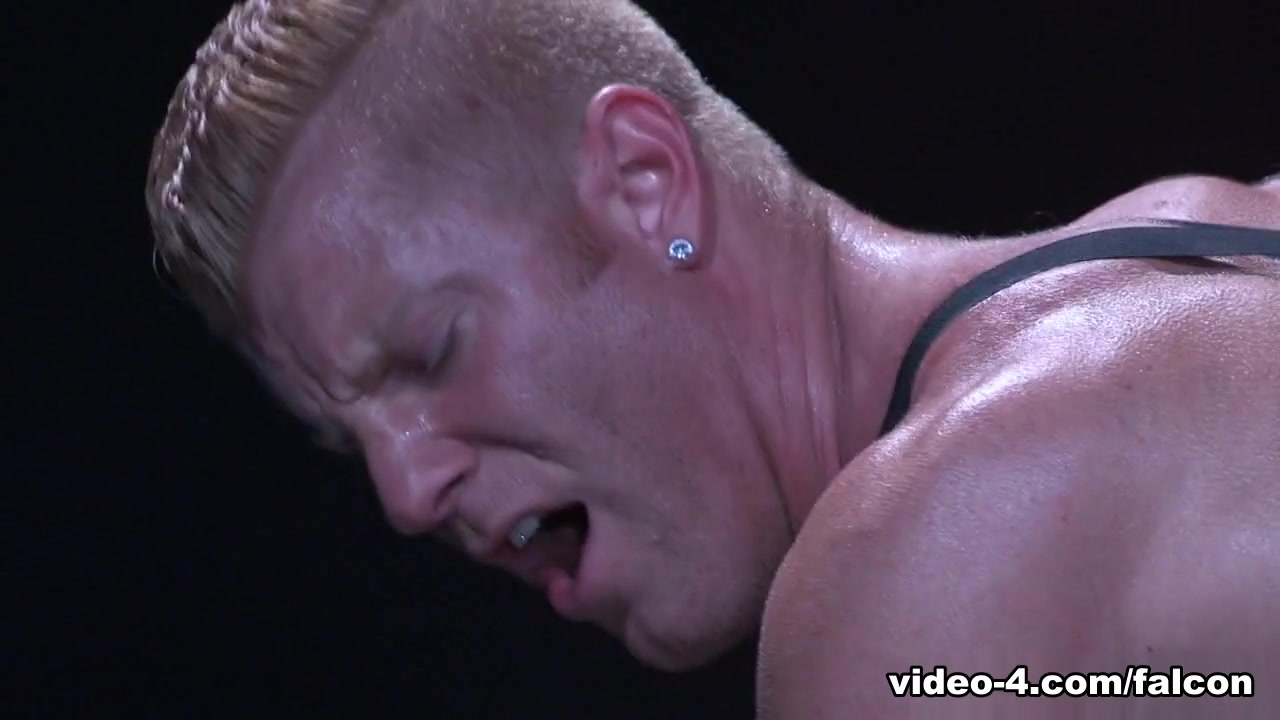 Labyrinth XXX Video: Johnny V & Chris Harder - FalconStudios