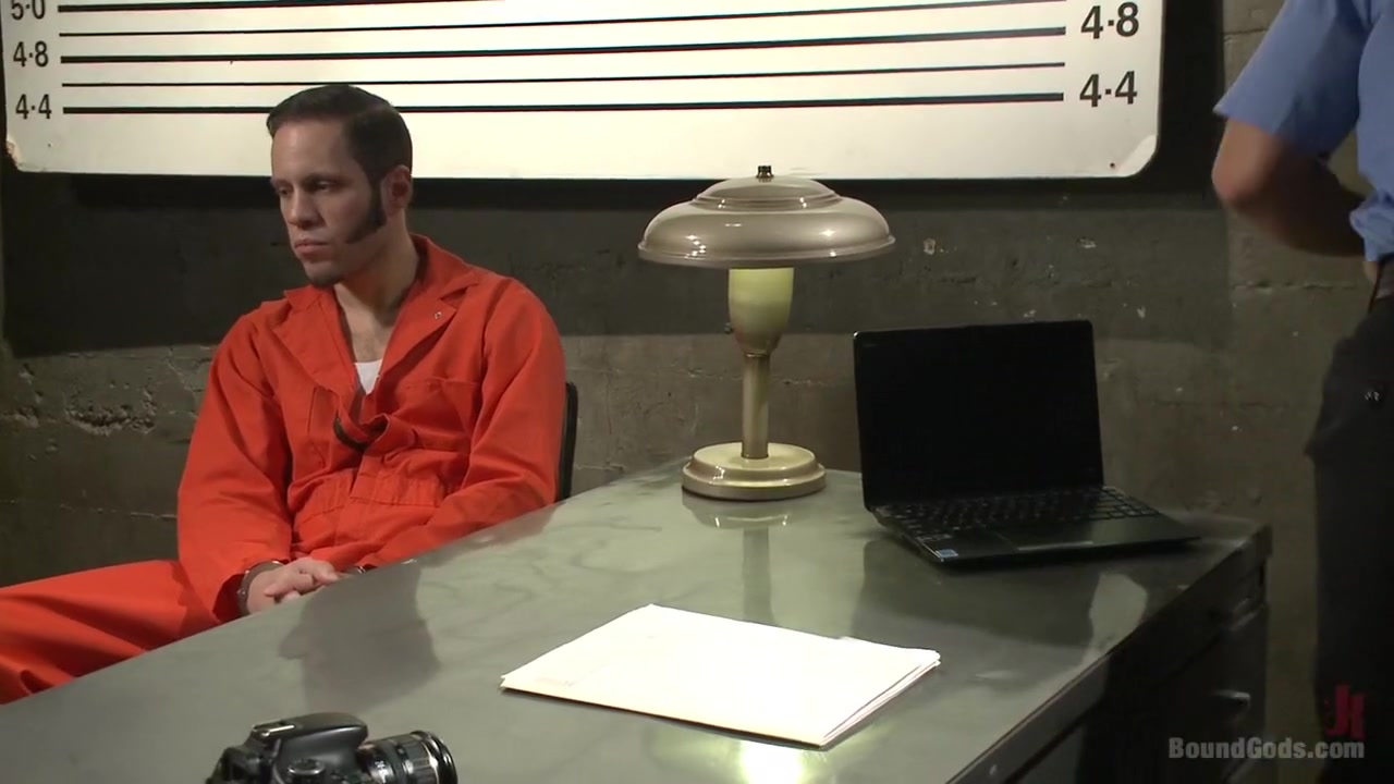 Arrogant Cop Tormented by His Prisoner
