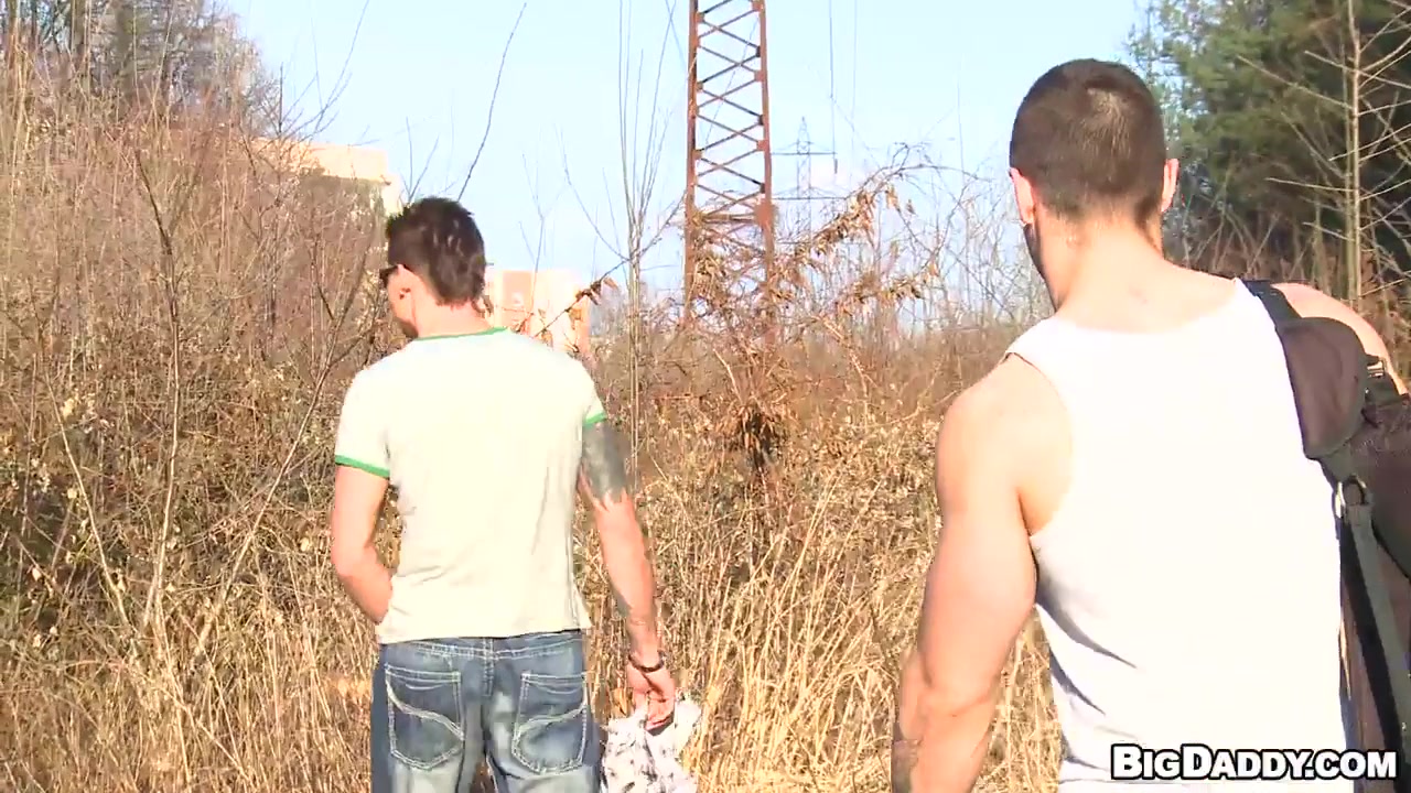 Bareback Sex on the Golf Course - OutInPublic