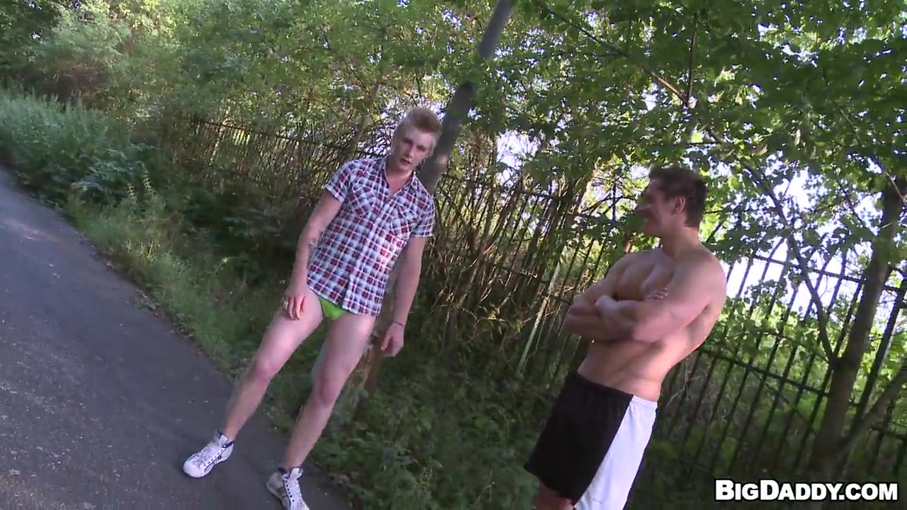 Raw sex in a public park - OutInPublic
