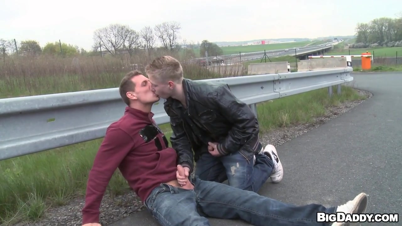 Men Fucking on the Road - OutInPublic