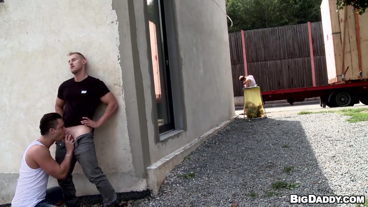 Horny Men Fuck In Public - OutInPublic
