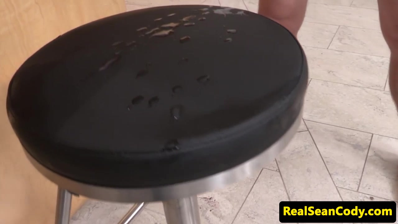 Ripped hunk masturbates and drops his juice