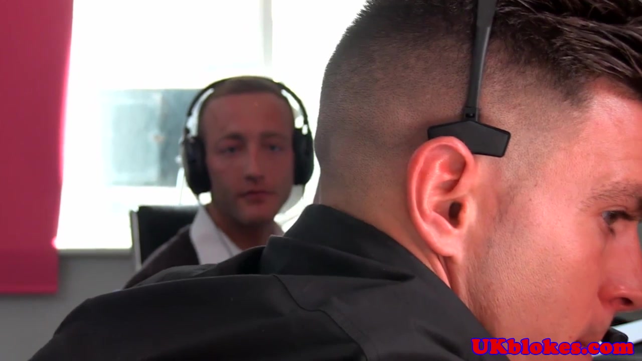 British hunk facialized in outdoor threeway