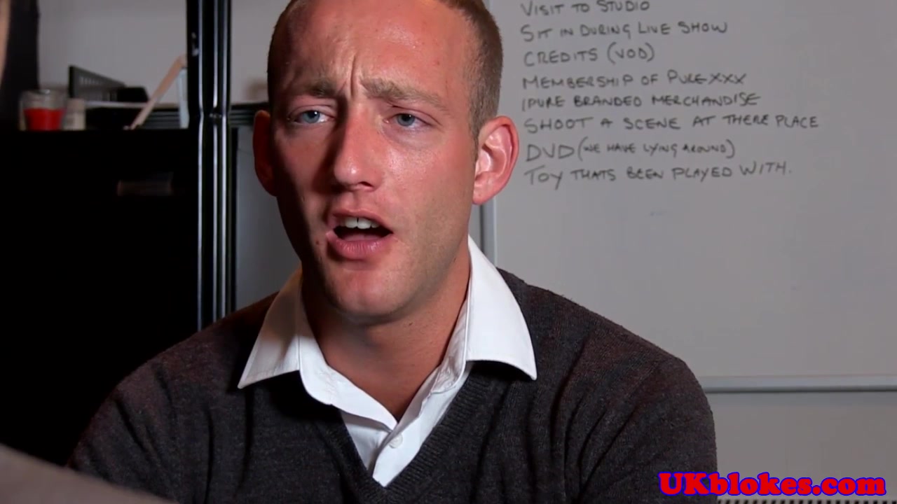 British hunk facialized in outdoor threeway