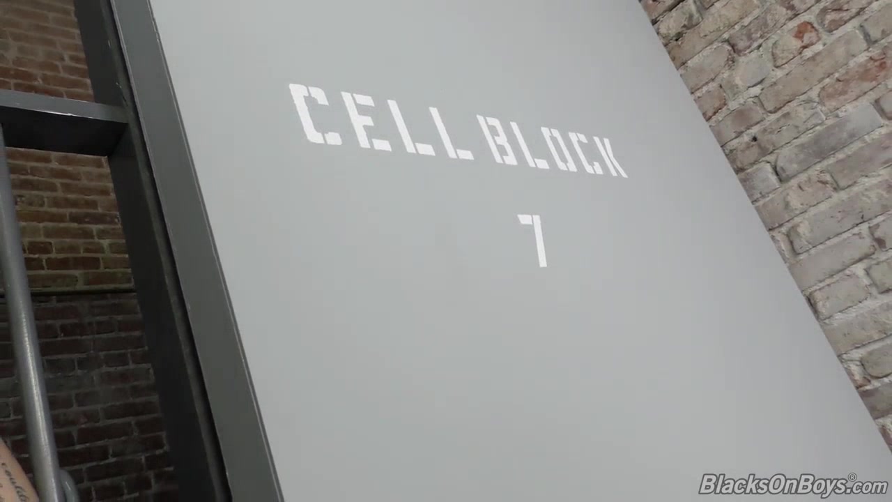 Tattooed white guy rides black cock in prison