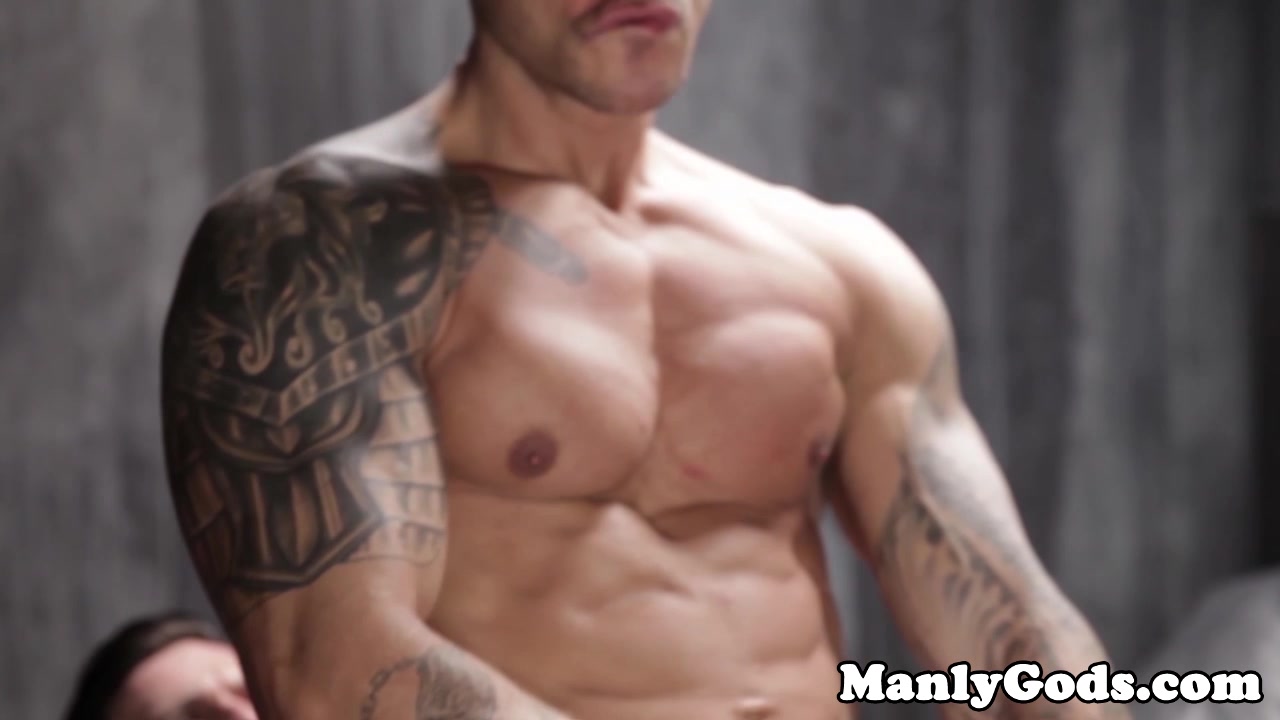 Muscle hunk cockriding while jerking his cock